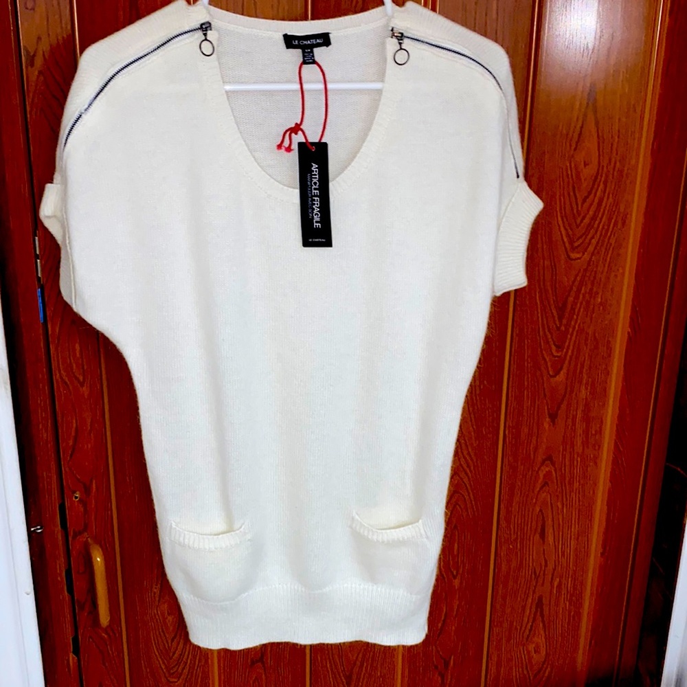 LeChateau Ladies beautiful short sleeve sweater.